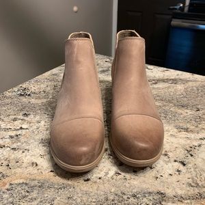 Never worn SOREL wedge pull-on bootie!